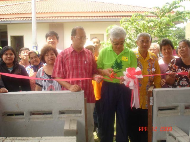 YB Tuan Phee Boon Poh merasmikan projek membuat kompos Pasar Awam Bagan Ajam pada 12-4-2009